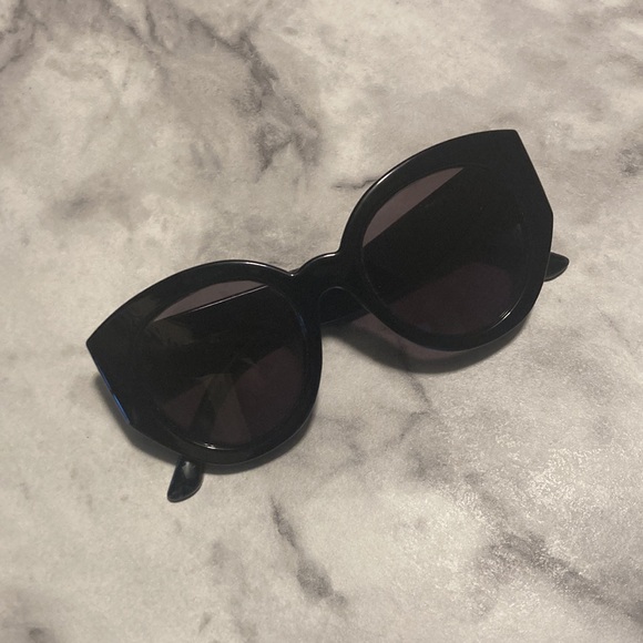 Betsy Johnson - Picture 3 of 16